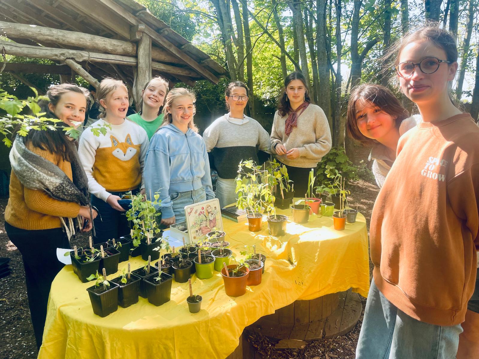 Les élèves vendent, dans le jardin, les plants qu'ils ont cultivés